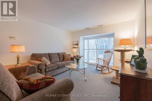 402 - 1387 Bayview Avenue, Toronto, ON - Indoor Photo Showing Living Room