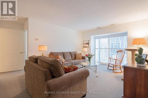 402 - 1387 Bayview Avenue, Toronto, ON - Indoor Photo Showing Living Room