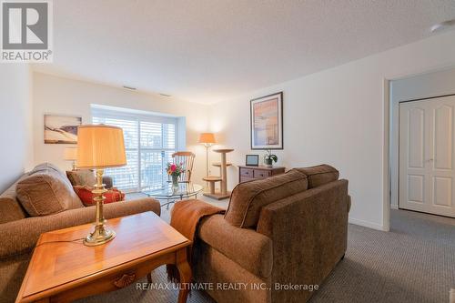 402 - 1387 Bayview Avenue, Toronto, ON - Indoor Photo Showing Living Room