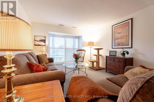 402 - 1387 Bayview Avenue, Toronto, ON - Indoor Photo Showing Living Room