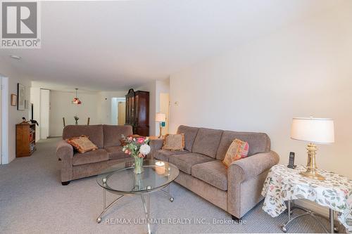 402 - 1387 Bayview Avenue, Toronto, ON - Indoor Photo Showing Living Room