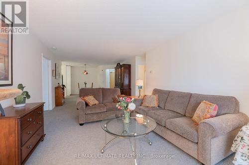 402 - 1387 Bayview Avenue, Toronto, ON - Indoor Photo Showing Living Room