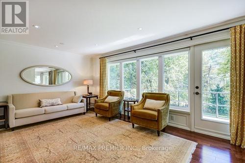 65 Leisure Lane, Richmond Hill, ON - Indoor Photo Showing Living Room