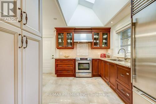 65 Leisure Lane, Richmond Hill, ON - Indoor Photo Showing Kitchen With Double Sink With Upgraded Kitchen