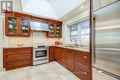 65 Leisure Lane, Richmond Hill, ON - Indoor Photo Showing Kitchen With Double Sink With Upgraded Kitchen