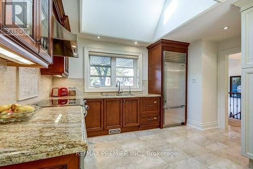 65 Leisure Lane, Richmond Hill, ON - Indoor Photo Showing Kitchen