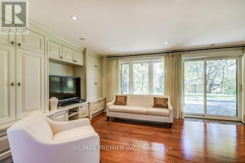 65 Leisure Lane, Richmond Hill, ON - Indoor Photo Showing Living Room