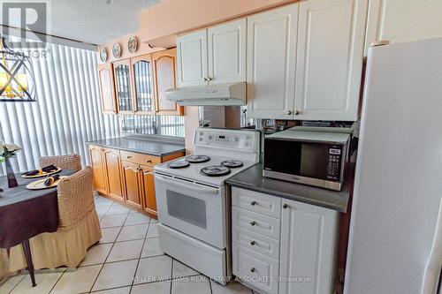 1112 - 12 Laurelcrest Street, Brampton, ON - Indoor Photo Showing Kitchen