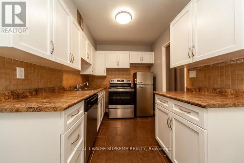 105 - 270 Scarlett Road, Toronto, ON - Indoor Photo Showing Kitchen