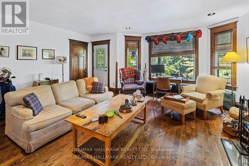 31 Hewitt Avenue, Toronto, ON - Indoor Photo Showing Living Room