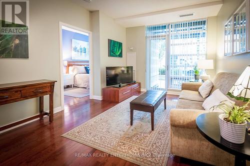 101 - 235 Sherway Gardens Road, Toronto, ON - Indoor Photo Showing Living Room