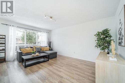 848 Stark Circle, Milton, ON - Indoor Photo Showing Living Room