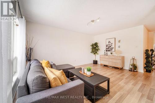 848 Stark Circle, Milton, ON - Indoor Photo Showing Living Room