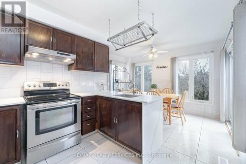 140 Lord Simcoe Drive W, Brampton, ON - Indoor Photo Showing Kitchen