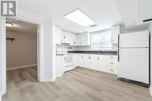 140 Lord Simcoe Drive W, Brampton, ON - Indoor Photo Showing Kitchen