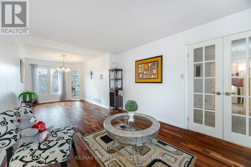 140 Lord Simcoe Drive W, Brampton, ON - Indoor Photo Showing Living Room