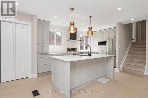 49 Spartan Avenue, Hamilton (Stoney Creek), ON - Indoor Photo Showing Kitchen With Upgraded Kitchen