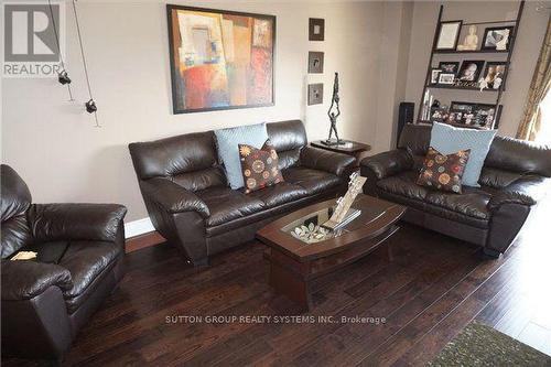 325 Hobbs Crescent, Milton, ON - Indoor Photo Showing Living Room