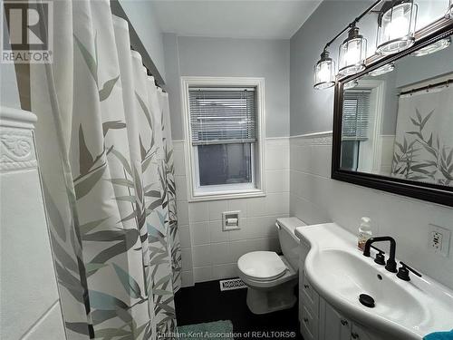 37 Maple Street, Chatham, ON - Indoor Photo Showing Bathroom