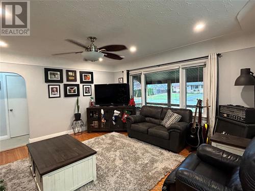 37 Maple Street, Chatham, ON - Indoor Photo Showing Living Room