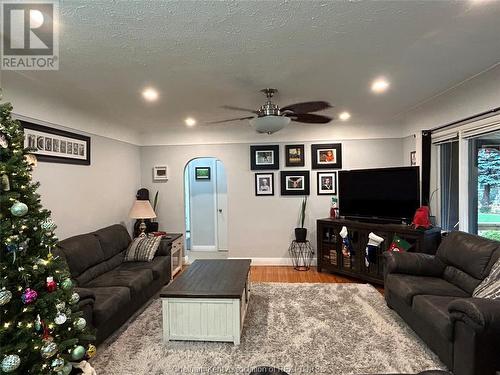 37 Maple Street, Chatham, ON - Indoor Photo Showing Living Room