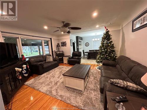 37 Maple Street, Chatham, ON - Indoor Photo Showing Living Room