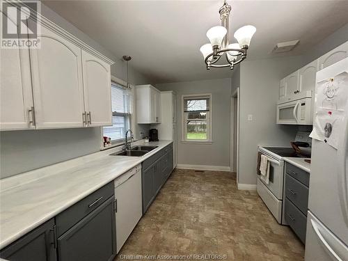 37 Maple Street, Chatham, ON - Indoor Photo Showing Kitchen With Double Sink