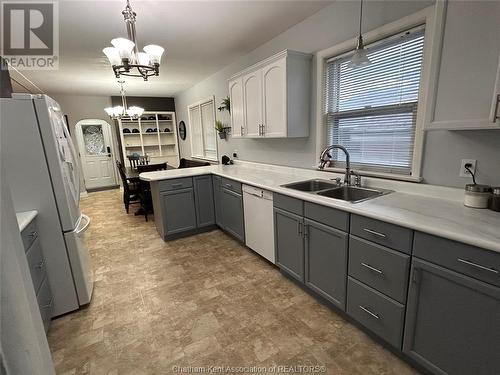 37 Maple Street, Chatham, ON - Indoor Photo Showing Kitchen With Double Sink