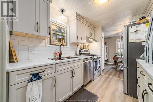 18 James Court, Chatham, ON - Indoor Photo Showing Kitchen With Upgraded Kitchen