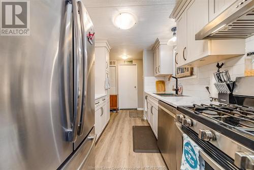 18 James Court, Chatham, ON - Indoor Photo Showing Kitchen With Upgraded Kitchen