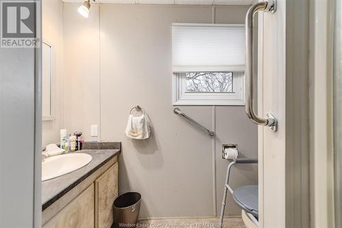 18 James Court, Chatham, ON - Indoor Photo Showing Bathroom