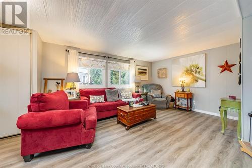 18 James Court, Chatham, ON - Indoor Photo Showing Living Room