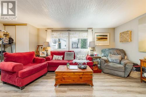 18 James Court, Chatham, ON - Indoor Photo Showing Living Room