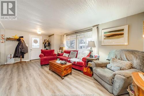 18 James Court, Chatham, ON - Indoor Photo Showing Living Room