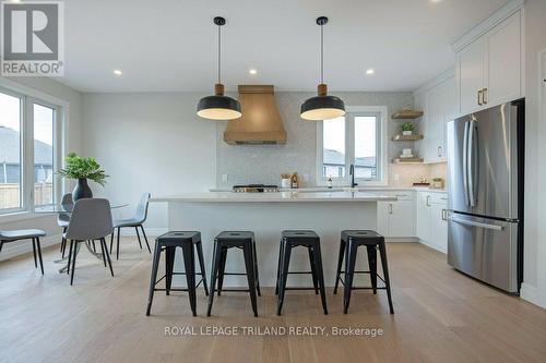 8 Bouw Place, Dutton/Dunwich (Dutton), ON - Indoor Photo Showing Kitchen With Upgraded Kitchen