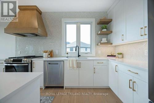 8 Bouw Place, Dutton/Dunwich (Dutton), ON - Indoor Photo Showing Kitchen With Upgraded Kitchen