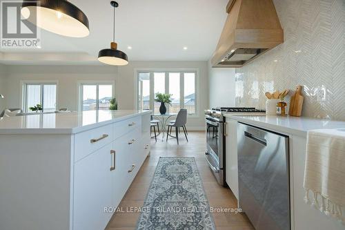 8 Bouw Place, Dutton/Dunwich (Dutton), ON - Indoor Photo Showing Kitchen