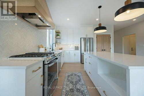 8 Bouw Place, Dutton/Dunwich (Dutton), ON - Indoor Photo Showing Kitchen With Upgraded Kitchen