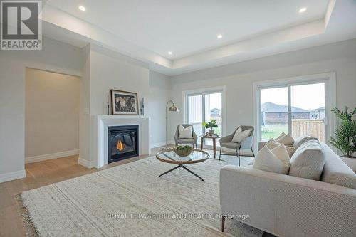 8 Bouw Place, Dutton/Dunwich (Dutton), ON - Indoor Photo Showing Living Room With Fireplace