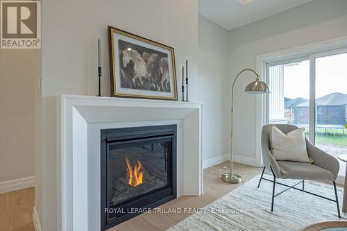 8 Bouw Place, Dutton/Dunwich (Dutton), ON - Indoor Photo Showing Living Room With Fireplace