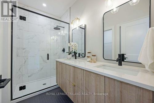 8 Bouw Place, Dutton/Dunwich (Dutton), ON - Indoor Photo Showing Bathroom