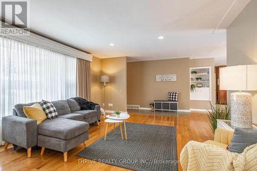 430 Belhaven Road, London, ON - Indoor Photo Showing Living Room