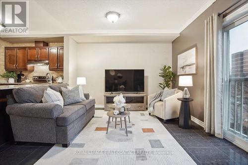 410 - 112 Simcoe Road, Bradford West Gwillimbury, ON - Indoor Photo Showing Living Room