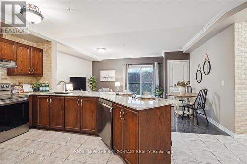 410 - 112 Simcoe Road, Bradford West Gwillimbury, ON - Indoor Photo Showing Kitchen