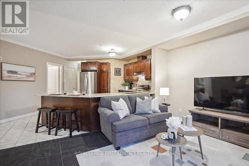 410 - 112 Simcoe Road, Bradford West Gwillimbury, ON - Indoor Photo Showing Living Room