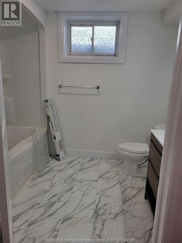 30 Adelaide Unit# 1 & 2, Chatham, ON - Indoor Photo Showing Bathroom