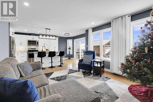 2968 Drew Drive, North Dundas, ON - Indoor Photo Showing Living Room