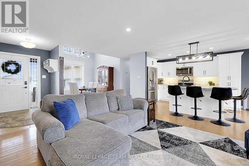 2968 Drew Drive, North Dundas, ON - Indoor Photo Showing Living Room