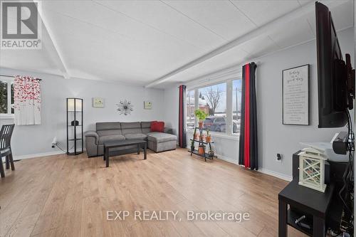 10542 Main Street, North Dundas, ON - Indoor