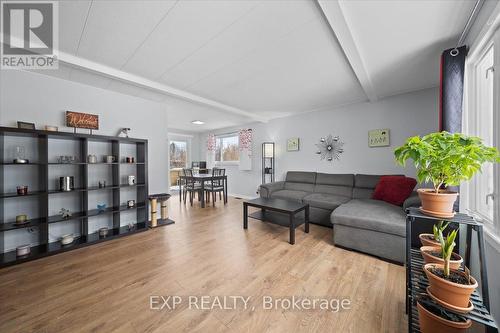 10542 Main Street, North Dundas, ON - Indoor Photo Showing Living Room